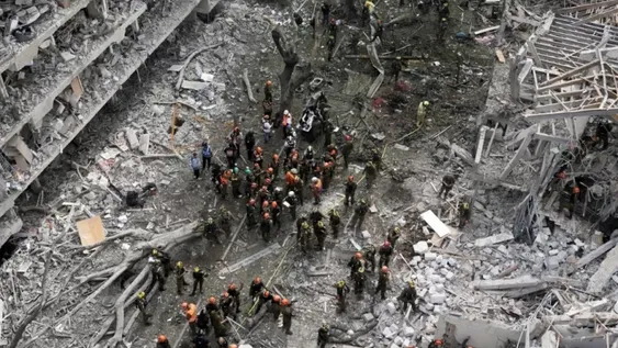 Destrucción. Los misiles iraníes penetraron el escudo de hierro israelí y provocaron mucho daño ayer en ese país.