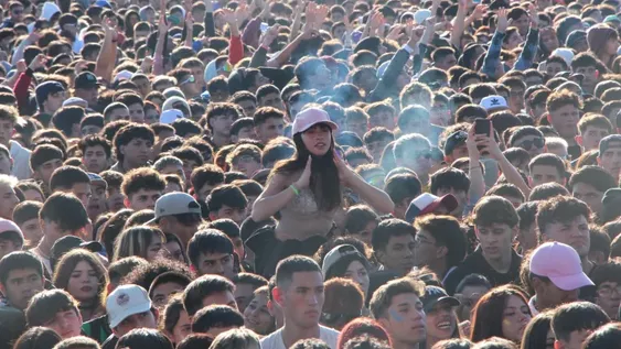Movimiento, color y luces: las mejores fotos del Día de las Juventudes
