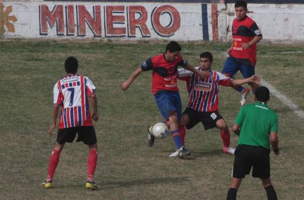 La Villa empató y dejó la punta