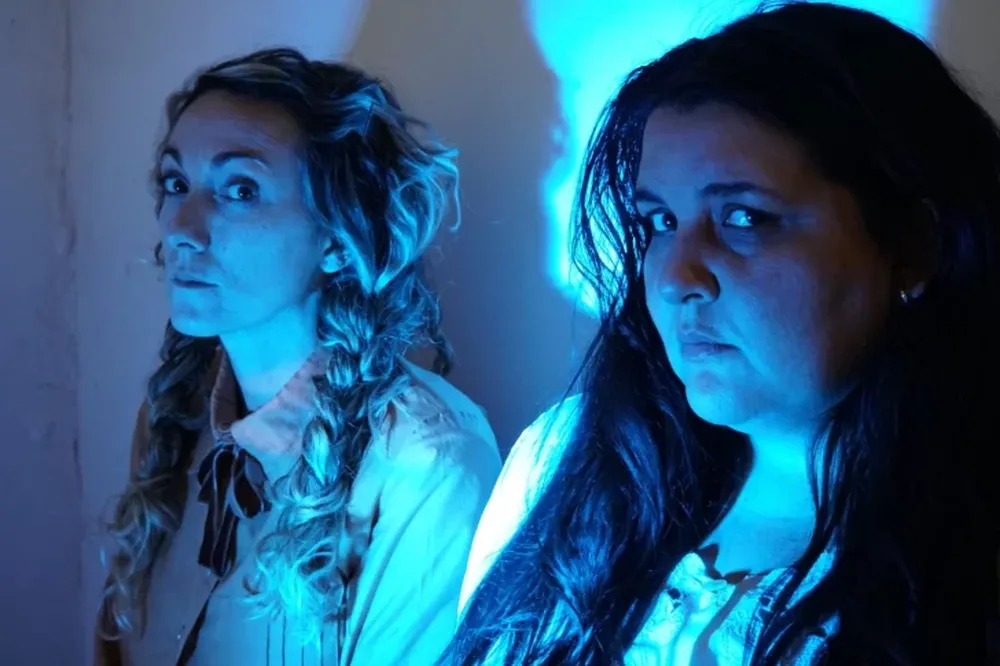 LA PUESTA ACTUAL. Con Julia de la Torre y Florencia de la Fuente.