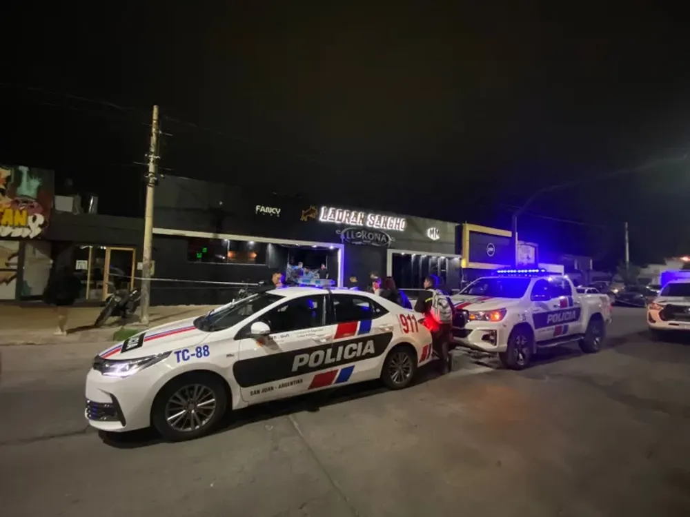 Salió de su trabajo para cenar, se desplomó y murió: era cajera de un boliche y tenía 20 años