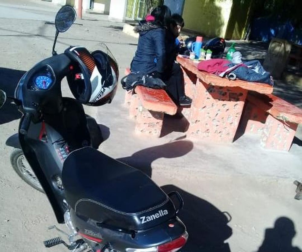 [VIDEO] Cámaras captaron el robo de una moto de un trabajador en la Villa América