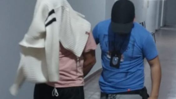 Salía a robar a punta de arma con un remisero, pero ambos cayeron