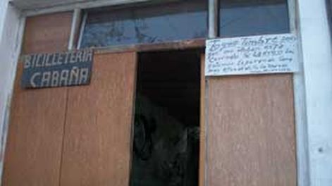 Se cansó de los robos, trabaja a puertas cerradas y les puso un cartel a los ladrones