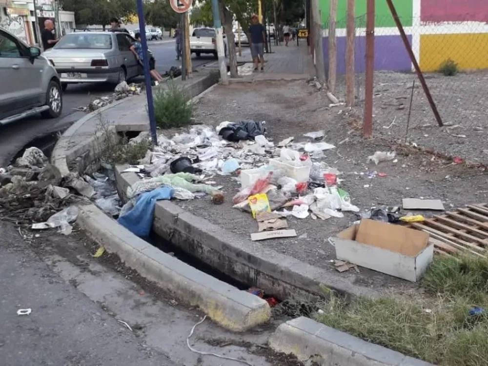 Vecinos reclaman por acumulación de basura en acequias y olores nauseabundos