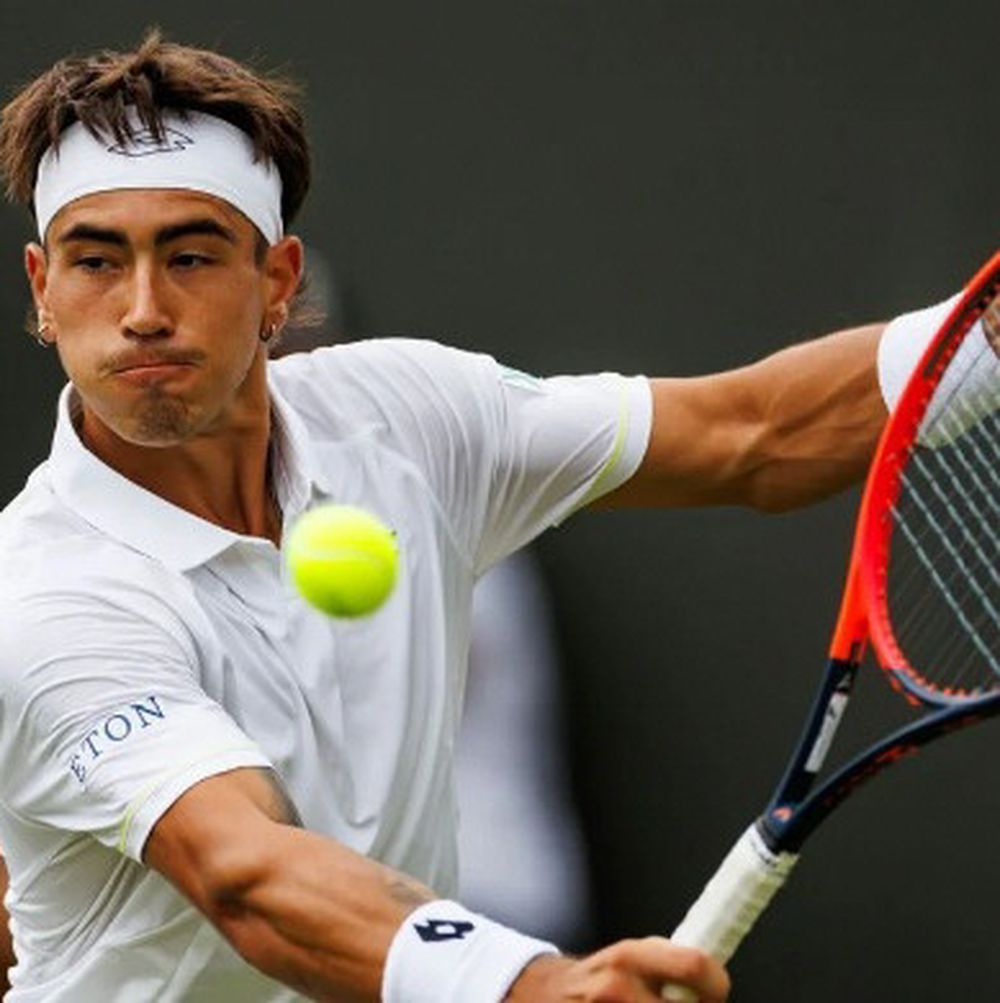 EL ARGENTINO no pudo hacer pie en el césped inglés.