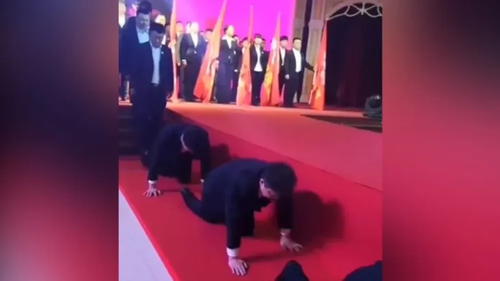 [VIDEO] Obligan a gatear a los empleados que no alcanzan sus objetivos
