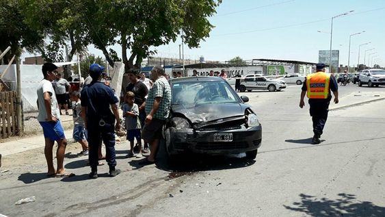 Impresionante choque entre dos autos dejó a uno metido en el fondo de una casa
