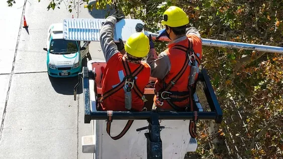 La industria mete presión para rebajar lo que paga de alumbrado
