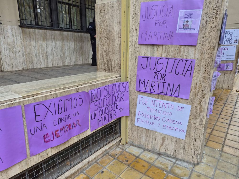 Carteles de apoyo a Martina se pudieron ver en las afueras de Tribunales. 