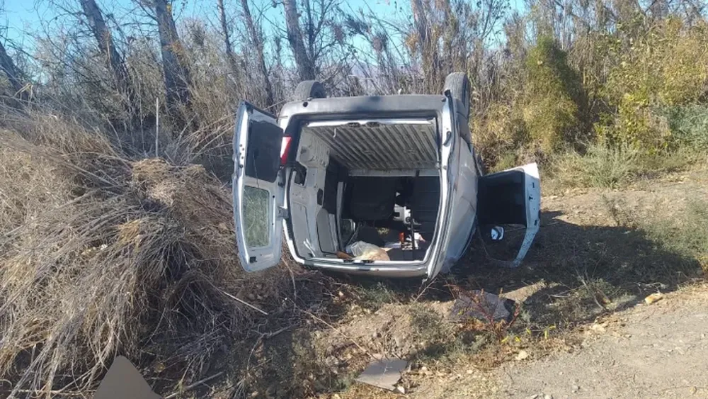 Un utilitario se cruzó del carril y volcó: una pareja tuvo que ser hospitalizada