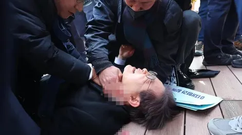 Se viralizó el video cuando apuñalan al líder de la oposición de Corea del Sur