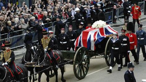 Rosas y silbidos por Thatcher