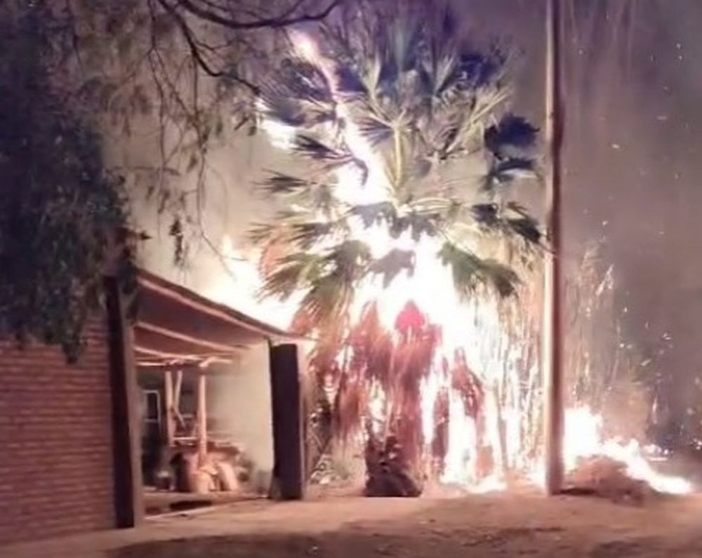 Un voraz incendio casi arrasó con viviendas en Pocito: Bomberos lograron controlar las llamas