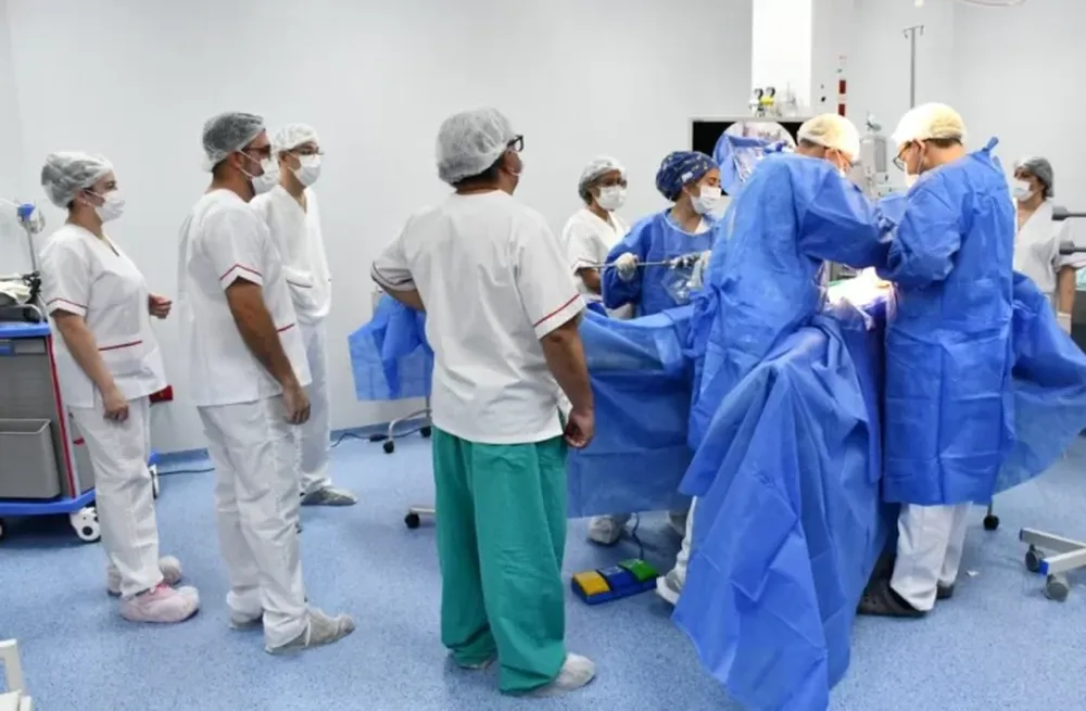 El médico residente no es un estudiante, es unprofesional que se está especializando, y tieneidénticas responsabilidades ante la ley, sostienela Confederación Médica de la República Argentina.