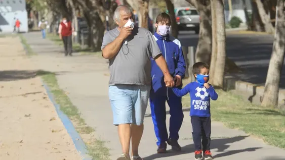 Las caminatas saludables en las plazas tuvieron un debut con muy pocos adeptos