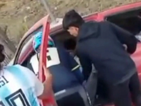 Violentísimo choque a metros del Partidor San Emiliano: un auto terminó incrustado contra un árbol
