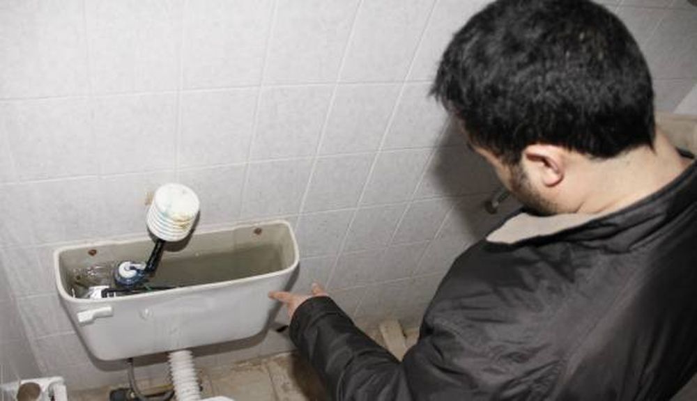 Tuvo a su bebé y lo ahogó dentro de la mochila del baño
