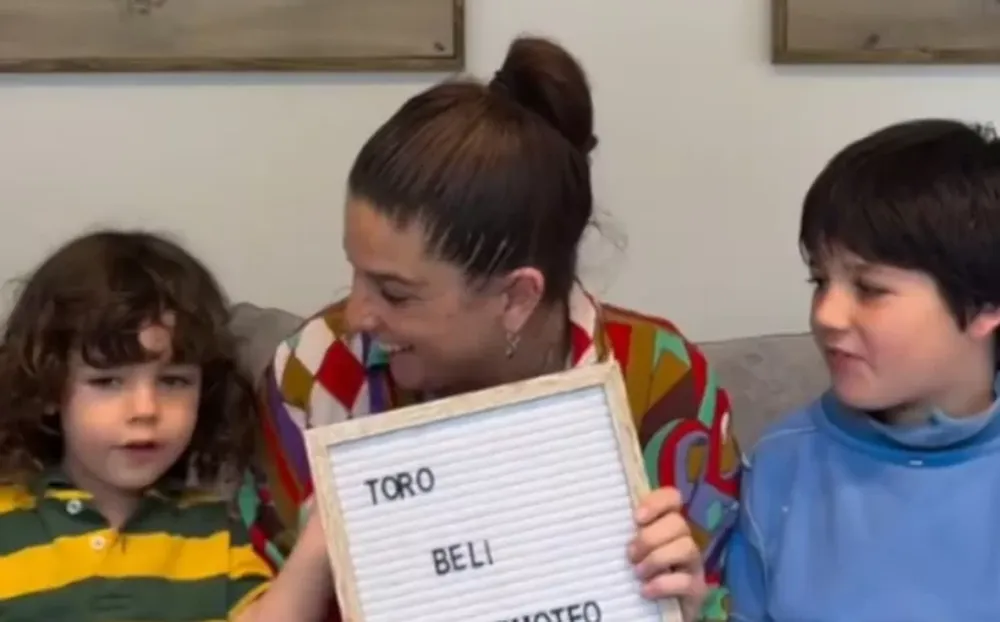 Juana Repetto junto a sus hijos.-