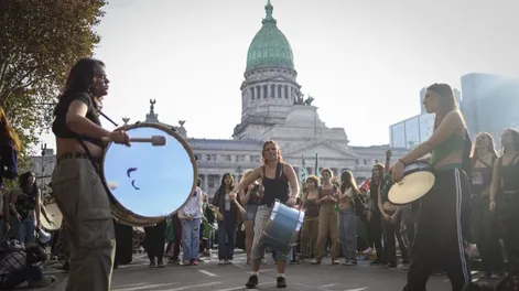 Una multitud concentró frente al Congreso para pedir “Vivas, libres y desendeudadas”