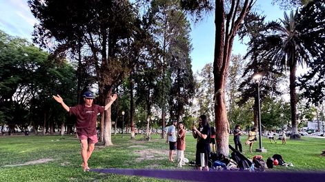 slackline, el deporte de equilibrio que combina entrenamiento del cuerpo y la mente para desafiar la gravedad