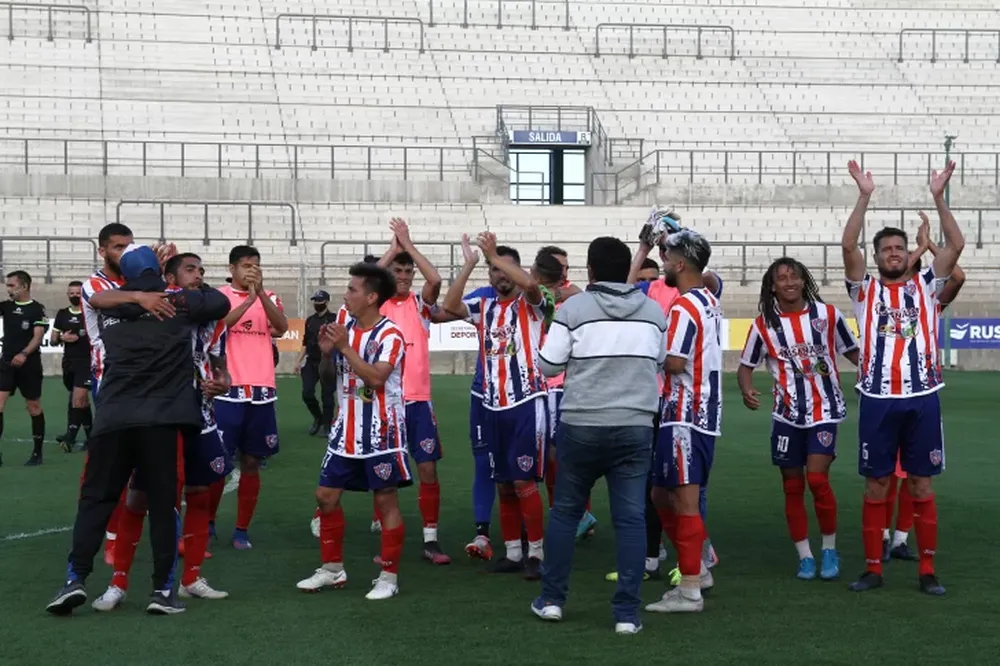 Peñarol ganó el duelo sanjuanino, escaló en la tabla y hundió a Desamparados