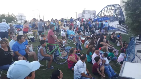 Cientos de personas en la presentación de los equipos en la Plaza del Bicentenario
