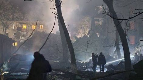 Muertos y decenas de heridos por el ataque ruso a un edificio en Donetsk