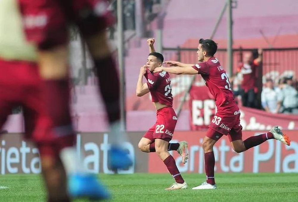 Lanús le ganó a Arsenal sobre el final y tomó aire