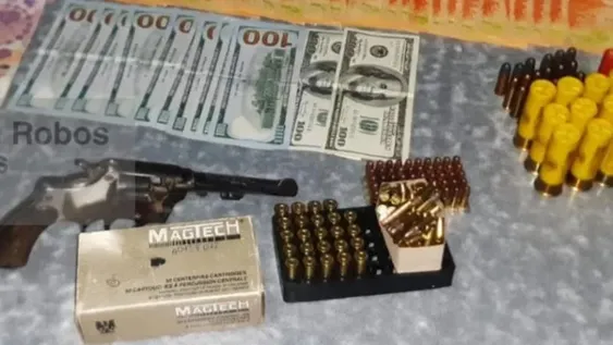 Padre e hija caen con arma, balas y dólares