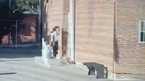 Qué dicen los compañeros de la niña atrincherada con un arma