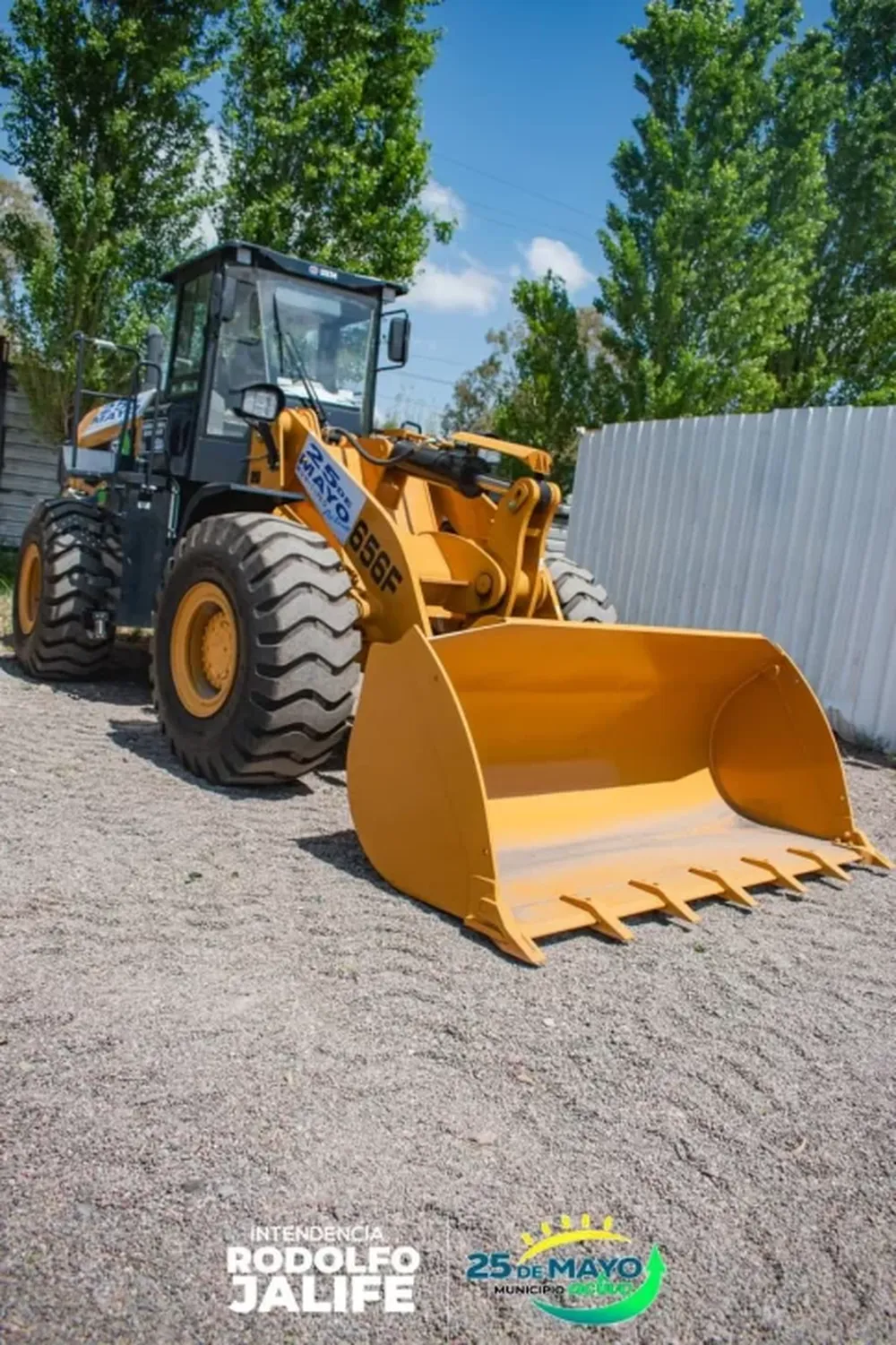 El municipio de 25 de Mayo adquirió una nueva máquina excavadora 0km.