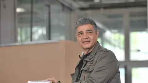 Ganó Macri pero define con Santoro en balotaje