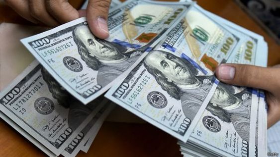 El dólar oficial cerró a $98,31 y el blue, sin cambios