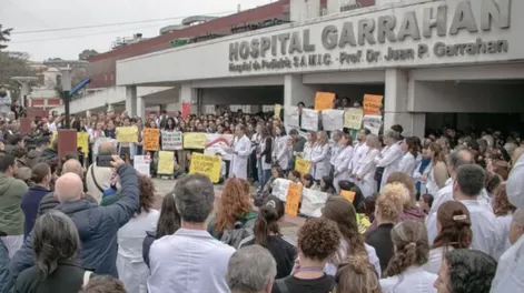 Protesta de los médicos del Garrahan: el Gobierno anuncia un aumento salarial para los residentes