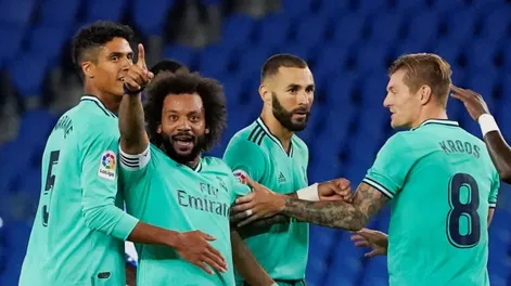 Real Madrid derrotó con polémica a Real Sociedad y alcanzó a Barcelona en la cima