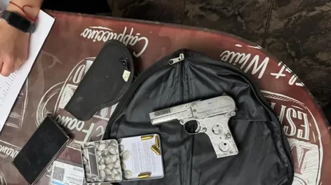 El comerciante detenido no pudo justificar que era suya la pistola calibre 32 con 8 cartuchos.