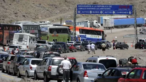 Diario de Cuyo | MILES DE ARGENTINOS cruzan a diario a Chile atraídos por las diferencias de precios en tecnología, indumentaria y otros productos, mientras se registran largas filas en el paso fronterizo de Mendoza.
