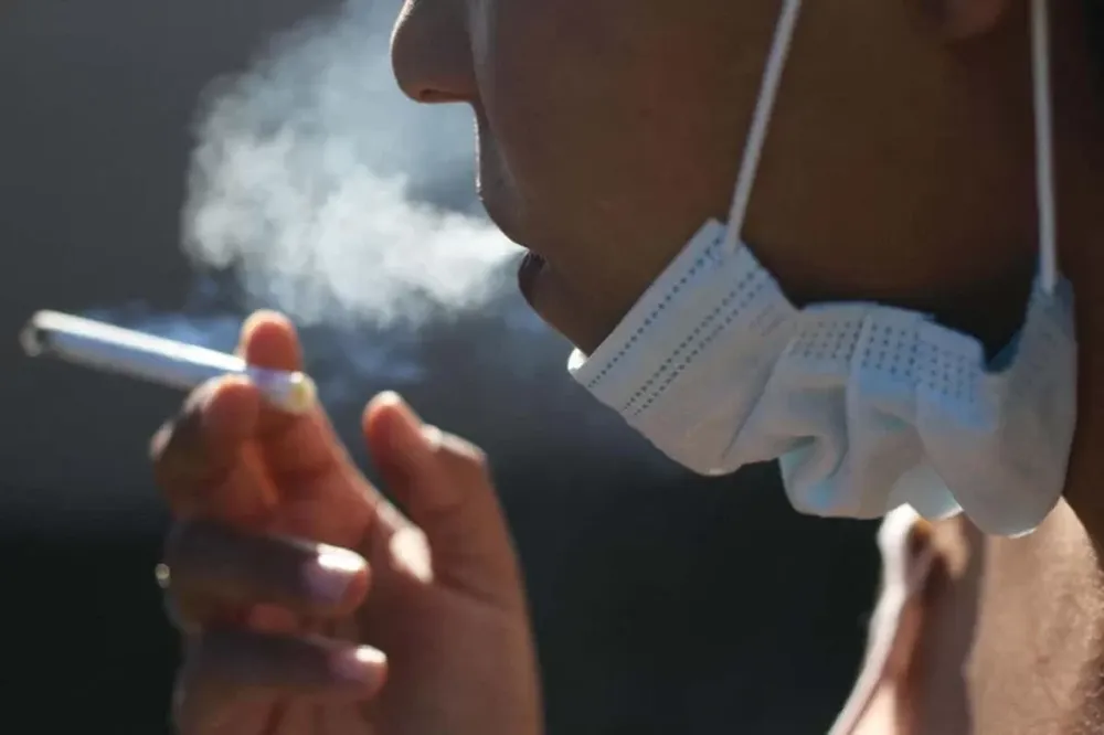 Aseguran que el humo del cigarrillo transmite el coronavirus