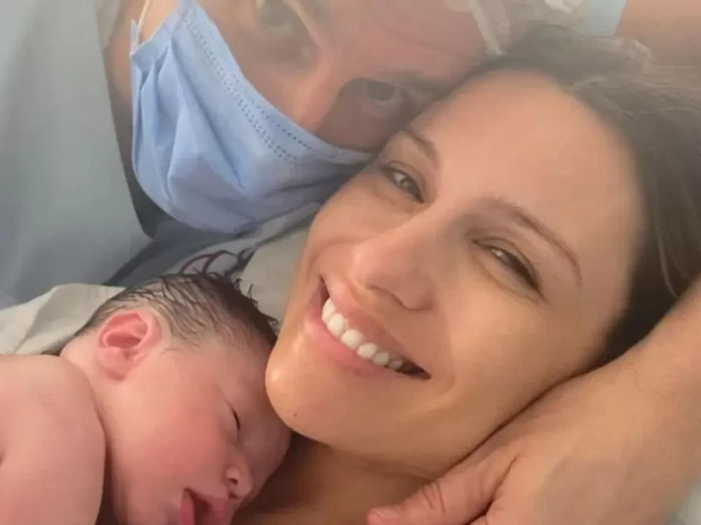 Pampita publicó las fotos del proceso del parto de su hija