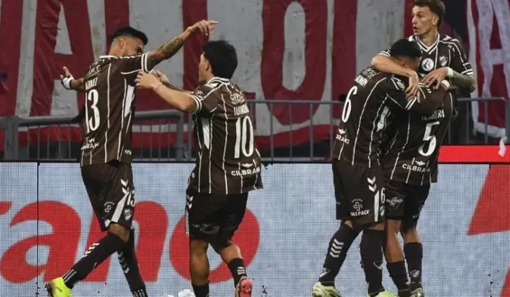 Momento. Guido Mainero ya hizo lo suyo y todo Platense lo busca para festejar un gol que hizo historia para ser campeones después de 120 años de esfuerzo.