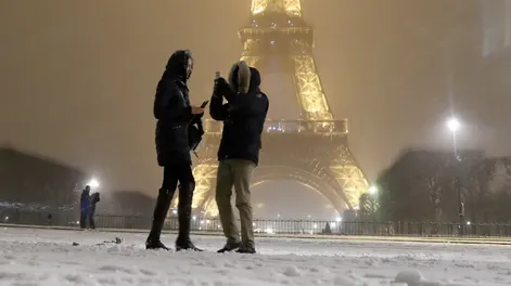 Las imágenes más impactantes de París bajo un manto blanco