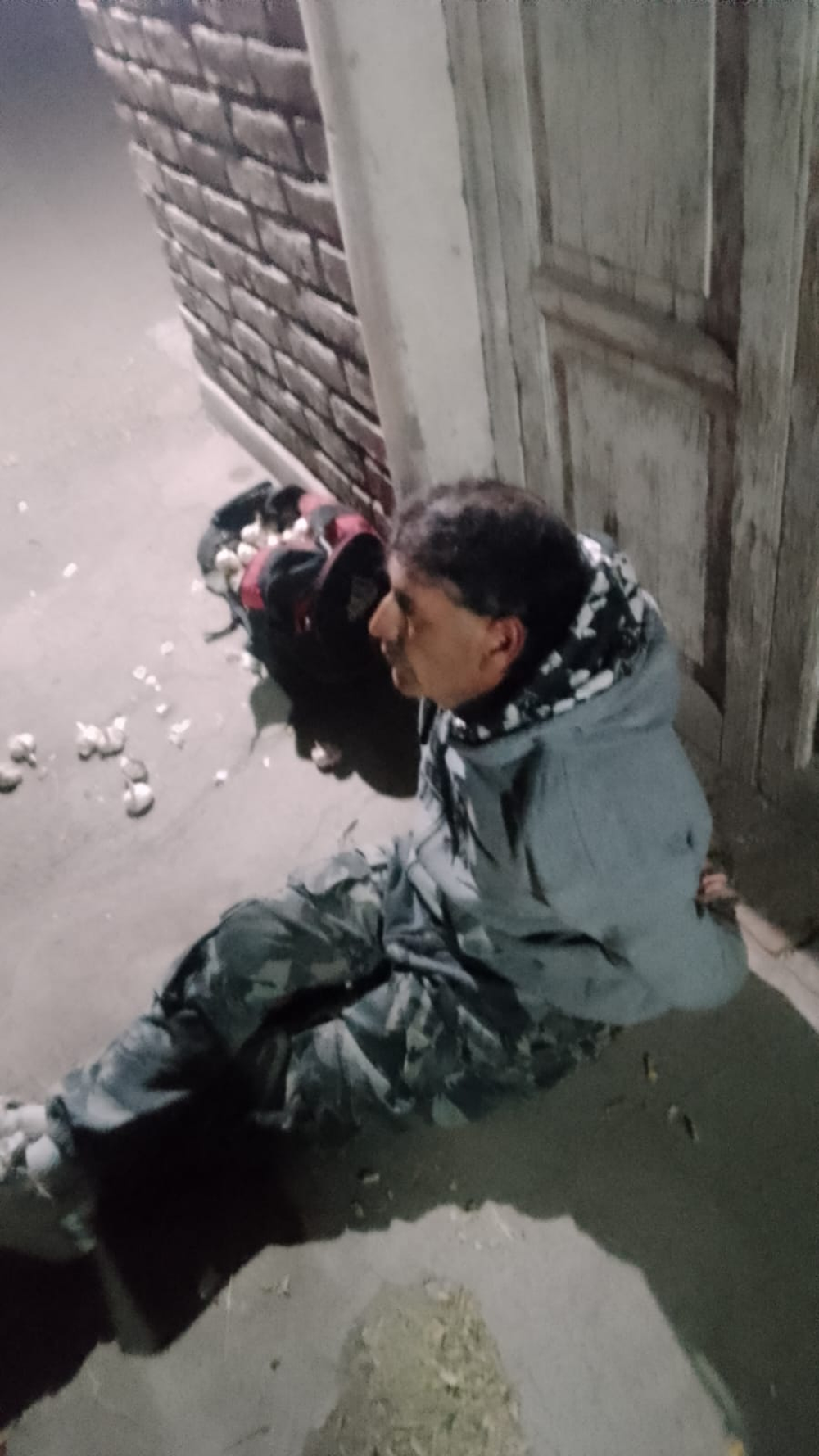 El detenido cuando intentaba robar una batería.