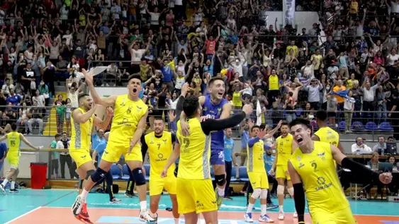 Mira a todos desde el techo