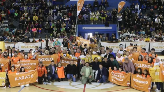 EL GOBERNADOR  Orrego y otras autoridades, junto a los deportistas.