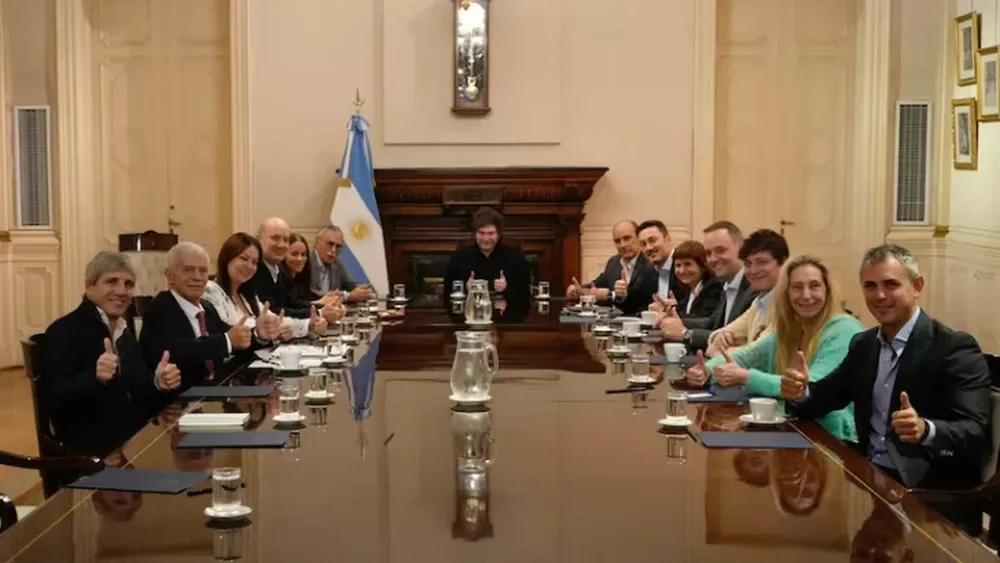 “Hoy se trabaja”, la foto de Milei y su gabinete en medio de la medida de fuerza