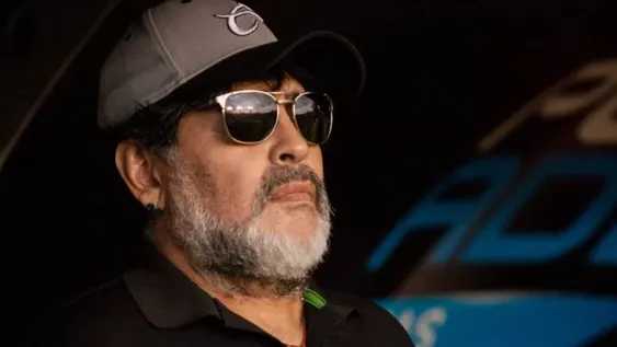 Escandaloso video de Maradona fumando habano y tomando cerveza días antes de su operación