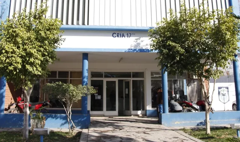 Atacó a una policía, dañó un patrullero y fue detenido tras un operativo en su barrio