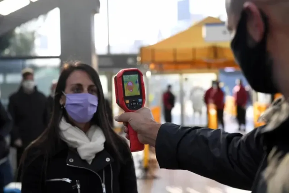 El Gobierno reduce gradualmente los requisitos para ingresar al país