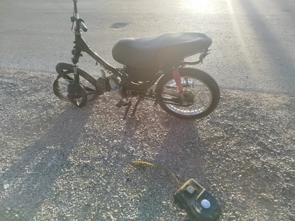 En Sarmiento, una moto impactó fuertemente con un auto